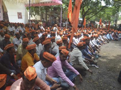 Thousands of Maratha brothers on the streets in Karhad, Responding to the proceedings: Static agitation against Tehsil office | कऱ्हाडात हजारो मराठा बांधव रस्त्यावर, पदयात्रेस प्रतिसाद : तहसील कार्यालयासमोर ठिय्या आंदोलन