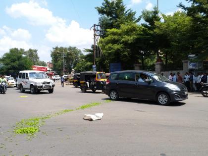 There is no feeling of emotion ... Throwing on the roads, chillies of the farmers in Solapur | भाव नसल्याने चक्क...रस्त्यांवर फेकून दिली मिरची, सोलापूरातील शेतकºयाचा संताप