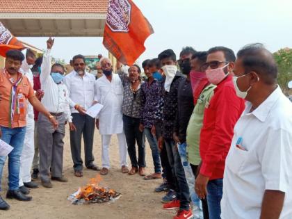 Nandgaon MNS celebrates Holi on electricity bills | नांदगावी मनसेने केली वीजबिलांची होळी