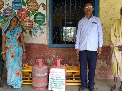 Gift to the school and a cylinder | शाळेला शेगडी व सिलिंडरची भेट Gift to the school and a cylinder | शाळेला शेगडी व सिलिंडरची भेट