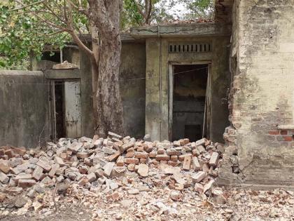 Healthy buildings fall under threat | आरोग्य केंद्राच्या पडक्या इमारतीमुळे जीव धोक्यात Healthy buildings fall under threat | आरोग्य केंद्राच्या पडक्या इमारतीमुळे जीव धोक्यात