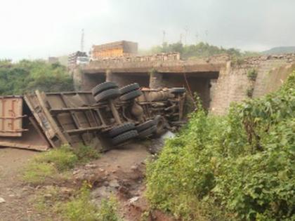 The container collapsed off the bridge | सुरत राष्ट्रीय महामार्गावर पुलावरून कंटेनर कोसळला The container collapsed off the bridge | सुरत राष्ट्रीय महामार्गावर पुलावरून कंटेनर कोसळला
