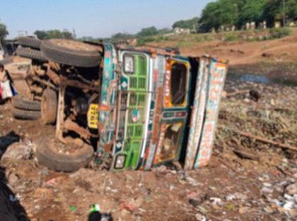 A truck full of sugarcane overturned | उसाने भरलेला ट्रक उलटला