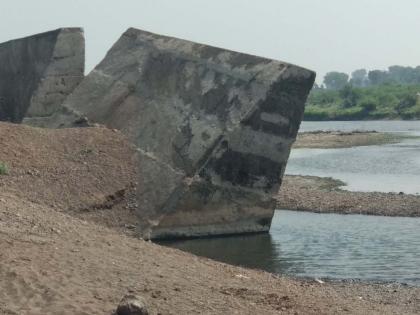 Danger by collapsing the protective wall on the Gomai River | गोमाई नदीवरील संरक्षक भिंत कोसळल्याने धोका Danger by collapsing the protective wall on the Gomai River | गोमाई नदीवरील संरक्षक भिंत कोसळल्याने धोका