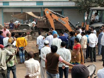 Removed 2 raw encroachments on the floor | तळोद्यात ५५ कच्ची अतिक्रमणे काढली