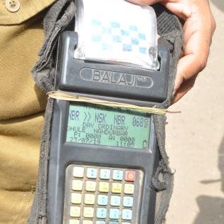 Travelers suffer due to technical breakdown of ticket machines | तिकीट मशीनच्या तांत्रिक बिघाडामुळे प्रवाशांना झळ