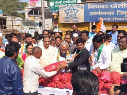 Free Onion Allocation by Nationalist Youth Congress at Nifad | निफाडला राष्ट्रवादी युवक कॉँग्रेसतर्फे मोफत कांदा वाटप