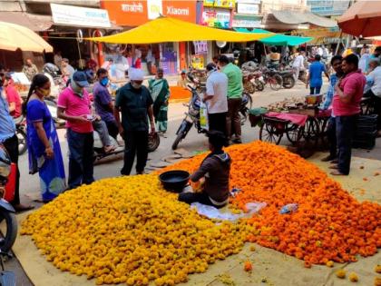 The market blossomed on the eve of Dussehra | दसऱ्याच्या पूर्वसंध्येला बाजारपेठ फुलली 