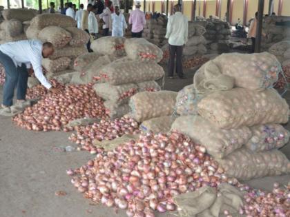 The onion in the dust diminished, prices dropped | धुळ्यात कांद्याची आवक घटली, भाव कडाडले