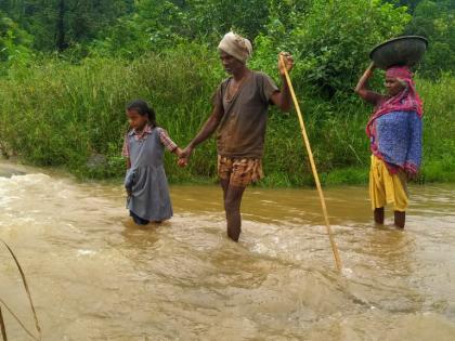 A life threatening journey of Murmatti villagers | मुरमट्टी ग्रामस्थांचा जीवघेणा प्रवास