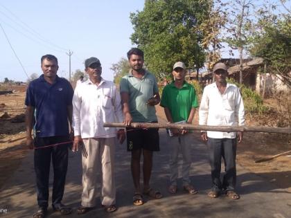  Blockade by cutting wood on the floor | रस्त्यावर लाकडे टाकून नाकाबंदी