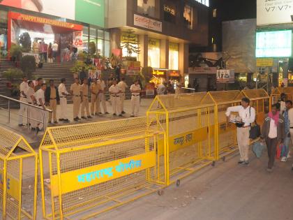 'Padmavat' dispute, strong Police Bandobast in Nagpur malls | ‘पद्मावत’चा वाद, नागपूरच्या मॉल्समध्ये तगडा बंदोबस्त