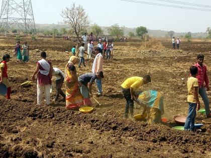 Parbhani: Shramdan united by villagers united | परभणी : ग्रामस्थांचे एकजुटीने श्रमदान