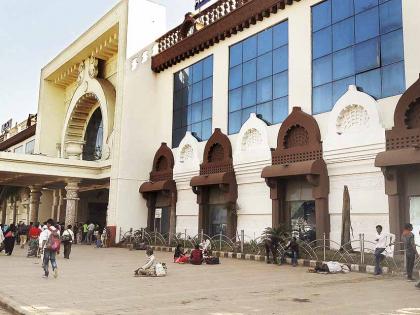 The colorful colors of the Aurangabad railway station have changed | आकर्षक रंगरंगोटीने औरंगाबाद रेल्वेस्टेशनचे रुपडे पालटले