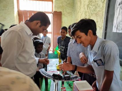 Presentation of 19 science experiments to forty-four villages | चाळीसगावला १०९ विज्ञान प्रयोगांचे सादरीकरण