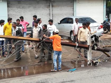 While the work was in progress, the pillars of Mahavidyar collapsed | काम सुरू असतानाच महावितरणचा खांब कोसळला