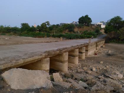 Dangerous travel due to dilapidated bridges | जीर्ण पुलांमुळे प्रवास धोक्याचा