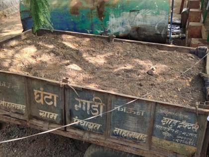 Illegal sand extraction by Gram Panchayat tractor | ग्रामपंचायतीच्या ट्रॅक्टरने अवैध वाळू उपसा