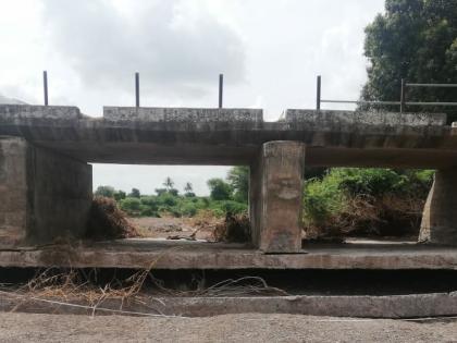 The bridges around the country are dangerous | देशमाने परिसरातील पुलांचे कथडे धोकादायक