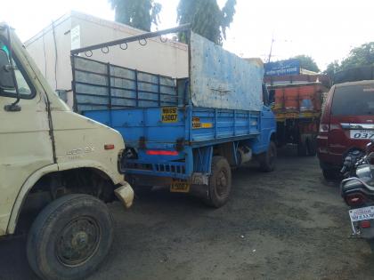 Satara: Meeni police action against the activities of the trio, 5 vehicles, including five vehicles seized | सातारा : मायणी पोलिसांची वाळुतस्कारांविरुद्ध कारवाई, ३३ लाखांचा मुद्देमाल जप्त