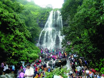 Amboli tourists chim, large crowd: Police cleans up | आंबोली पर्यटकांनी चिंब, मोठ्या प्रमाणात गर्दी : पोलिसांचा चोख बंदोबस्त