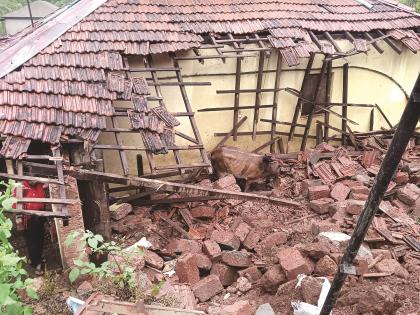 Heavy rains cause landslides on houses in Dhamapur Mogarne | Sindhudurg: अतिवृष्टीचा फटका, धामापूर-मोगरणे येथे घरावर दरड कोसळली Heavy rains cause landslides on houses in Dhamapur Mogarne | Sindhudurg: अतिवृष्टीचा फटका, धामापूर-मोगरणे येथे घरावर दरड कोसळली