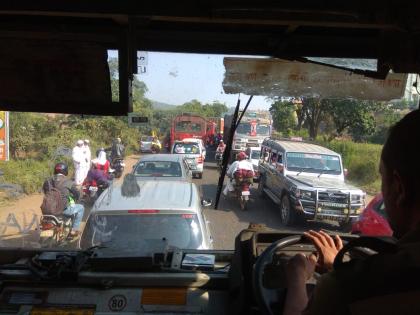 nashik,due,to,delay,in,traffic,buses,on,pune,route,are,delayed | वाहतूक कोंडीमुळे पुणे मार्गावरील बसेस विलंबाने