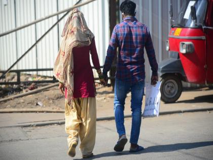 Didn't we feel sorry for them? couple walking from sutardara to nal stop with pregnant woman | ‘त्यांना’जराही आमची दया आली नाही का? गर्भवती महिलेची रखरखत्या उन्हात सुतारदरा ते नळ स्टॉपपर्यंत "पायपीट"