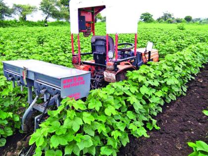 Fertilizer sowing machine made with waste materials | भंगारातील साहित्य घेऊन बनविले खत पेरणी यंत्र