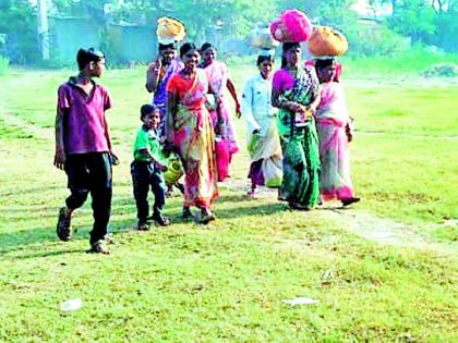 Laborers in search of wages | मजुरीच्या शोधात आलेय परजिल्ह्यातील मजूर