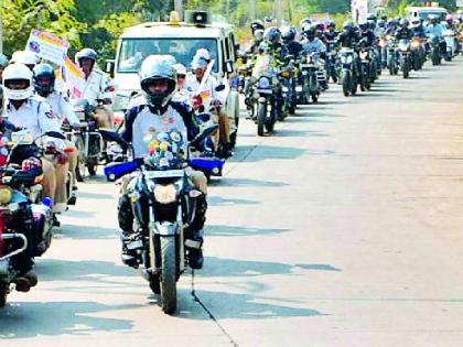 Message given for use of 'Helmet' from a two-wheeler rally | दुचाकी रॅलीतून ‘हेल्मेट’ वापराचा दिला संदेश