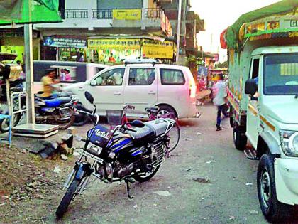 Dabas road obstacles prevent traffic due to vehicular traffic | दाभा रस्त्यावर थांबणाºया वाहनांमुळे वाहतुकीला अडथळा