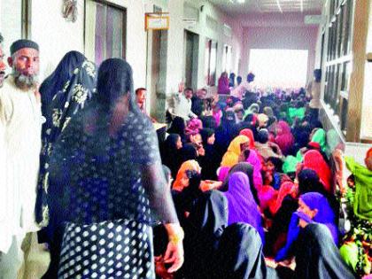 Malegaon's mayor was out of the house | मालेगाव महापौरांच्या दालनाबाहेर ठिय्या