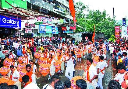 Bappa's arrival in cidkot drum-cards | सिडकोत ढोल-ताशांच्या गजरात बाप्पांचे आगमन