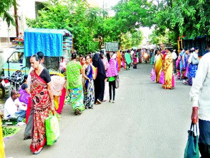  Due to the collapse of two shops on the road, traffic collision | रस्त्यावर दुतर्फा दुकाने थाटल्याने वाहतूक कोंडी