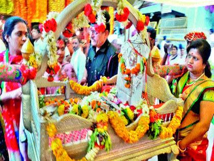 A crowd of devotees on Saptashringagad | सप्तशृंगगडावर यात्रोत्सवानिमित्त भाविकांची गर्दी