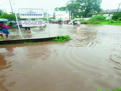  Water entering the house in the suburbs | उपनगरांमध्ये घरात शिरले पाणी