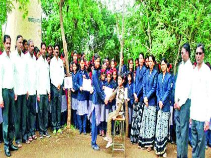  Taking the trees to the trees, the oath of environmental protection | वृक्षांना राख्या बांधून घेतली पर्यावरण रक्षणाची शपथ