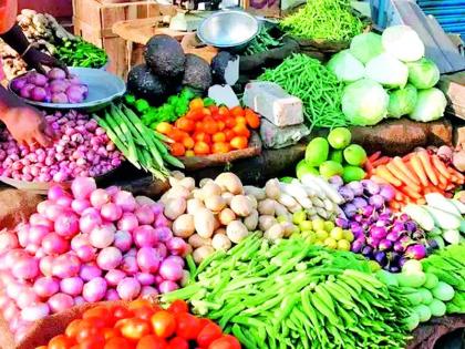 Prices of all vegetables have plummeted, and productive farmers are reeling | सर्वच भाजीपाल्याचे भाव गडगडले, उत्पादक शेतकरी हवालदिल Prices of all vegetables have plummeted, and productive farmers are reeling | सर्वच भाजीपाल्याचे भाव गडगडले, उत्पादक शेतकरी हवालदिल