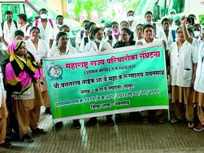 Nurses' bear movement in medical | मेडिकलमधील नर्सेसचे धरणे आंदोलन Nurses' bear movement in medical | मेडिकलमधील नर्सेसचे धरणे आंदोलन
