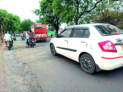 It's not a roadblock, it's a place to drop you off! | हे रस्त्यावरील गतिरोधक नव्हे, तर तुम्हाला पाडण्याचे ठिकाण!