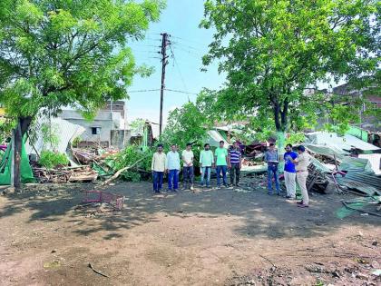 The power supply was cut off and the shops of traders were demolished in the middle of the night | वीजपुरवठा खंडित करून मध्यरात्री व्यावसायिकांची दुकाने केली जमीनदोस्त