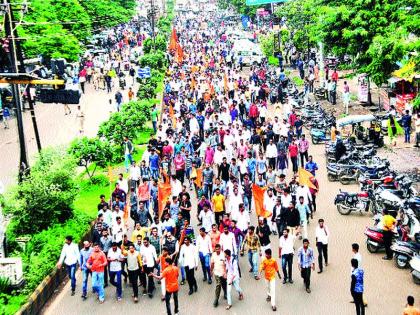 Maratha Kranti Morcha protesters demand for reservation | आरक्षणाच्या मागणीसाठी मराठा क्रांती मोर्चा आंदोलक रस्त्यावर!