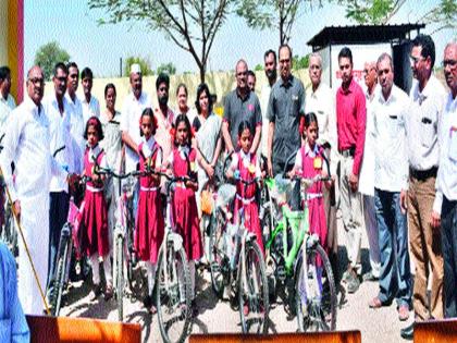 Bicycle allocation to girl students in Vahedgaon school | वाहेगावसाळ विद्यालयात विद्यार्थिनींना सायकल वाटप