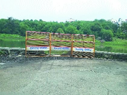  Dangerous pillars barricades | धोकादायक कठड्याला लावले बॅरिकेड्स