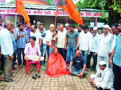 The youths in the support of the Maratha Kranti Morcha Banan Munda | मराठा क्रांती मोर्चा समर्थनार्थ  युवकांनी केले मुंडण