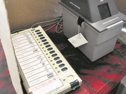 Wardha; forgotten at an EVM machine center after polling | वर्धा; ग्रामपंचायत निवडणुकीच्या मतदानानंतर एक ईव्हीएम मशीन केंद्रातच विसरले