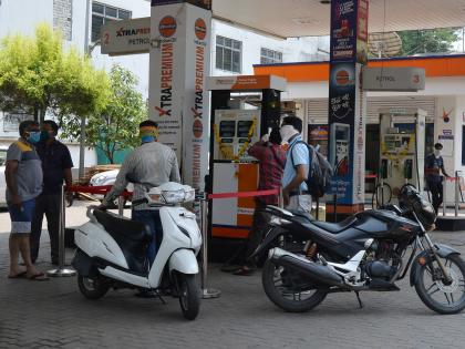 CoronaVirus Lockdown: Corona's fuel sales hit, with only ten percent of sales in the city | CoronaVirus Lockdown : कोरोनाचा इंधन विक्रीला फटका, शहरात केवळ दहा टक्के विक्री