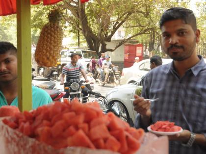 Due to the hot summer the demand for cold drinks, ice | कडाक्याच्या उन्हामुळे शीतपेये, बर्फाला मागणी वाढली