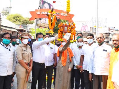 CoronaVirus Lockdown: Shiva Jayanti Celebrated in Homes, Corona Celebrates Social Commitment | CoronaVirus Lockdown : शिवजयंती घराघरांत,  कोरोनामुळे सामाजिक बांधीलकी जपत उत्साहात साजरी